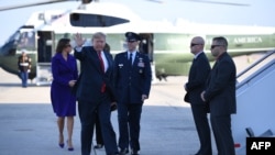 川普总统和第一夫人梅拉妮亚在马里兰州的安德鲁斯联合基地准备登上“空军一号”,开始亚太之旅。(2017年11月3日)