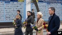 乌克兰总统泽连斯基和欧盟委员会主席冯德莱恩等到访的西方领导人给基辅乌克兰阵亡军人纪念墙献花。(2024年2月24日)