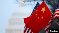 Tư liệu- Quốc kỳ Trung Quốc và quốc kỳ Mỹ bay song song trên Đaị lộ Pennsylvania, thủ đô Washington.