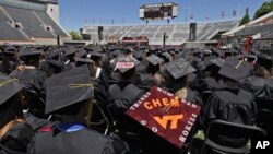 维吉尼亚理工大学毕业生在毕业典礼上倾听贵宾讲话(2012年5月11日)