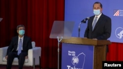 美国卫生部长阿扎尔在台北的台湾大学发表演讲。(2020年8月11日)