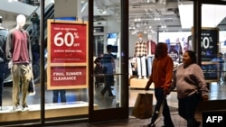 资料照片:消费者走在加利福尼亚州洛杉矶的一座奥特莱斯购物中心内。(2024年11月8日)