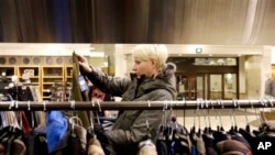 美国经济复苏,消费额上升,一顾客在高档百货商店诺德斯特龙选购