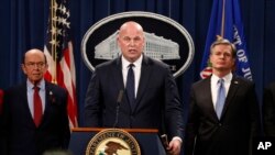 代理司法部长惠特克(中)与商务部长罗斯(左)以及联邦调查局局长克里斯托弗·雷在司法部发表讲话。(2018年1月28日)