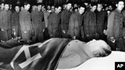 1976年9月,中国军人瞻仰中华人民共和国开国领袖毛泽东的遗容。