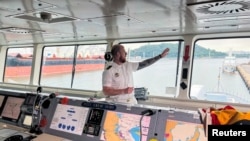 一名德国海军军官站在停靠在韩国仁川港FGS巴登-符腾堡号护卫舰的舰桥上。(2024年9月6日)