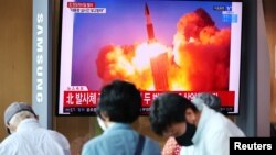 韩国首尔民众在观看电视新闻播放朝鲜试射两枚洲际弹道导弹的报道。(2021年9月15日)