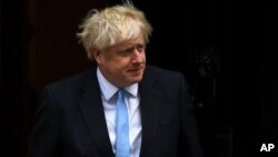 英国首相鲍里斯·约翰逊走出唐宁街10号,迎接到访伦敦的美国副总统彭斯。(2019年9月5日)