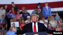 特朗普2018年10月10日在宾州一个政治集会上讲话(路透社)