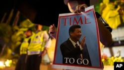 资料照:马来西亚吉隆坡一所大学数十名学生举行示威,悼念乌鲁木齐火灾死难者,要求中国领导人习近平下台。(2022年11月29日)