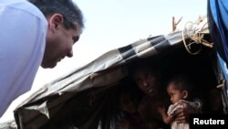 ဂျာမန်နိုင်ငံခြားရေးဝန်ကြီး Sigmar Gabriel က Cox’s Bazar ဒေသမှာရှိတဲ့ ရိုဟင်ဂျာ ဒုက္ခသည်စခန်းတွေကို တနင်္ဂနွေနေ့က သွားရောက်စဉ်