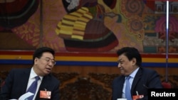 中共西藏区委书记吴英杰(左)在2016年的两会上