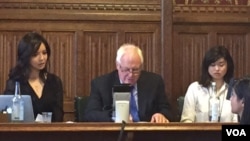 林耶凡、彭定康和桂明海女兒Angela (从左自右)共同出席《最黑暗時刻》中国人权报告发布会(2016年6月28日,美国之音江静玲拍攝)