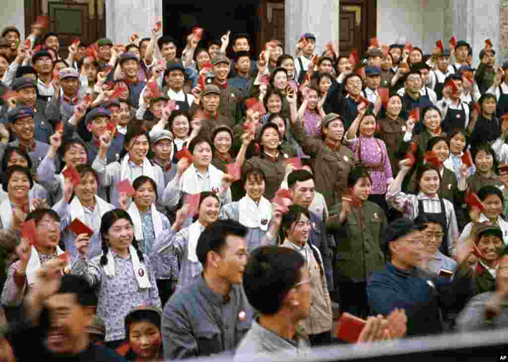 1971年在中国某地,一批工人、军人和学生开会学习,赞扬毛主席及其语录。林彪领导的军队所汇编和印发的毛主席语录大量发行。 后来,所谓红宝书随着文革的衰落而衰落了。1979年2月12日,中共中央宣传部《关于停止发行〈毛主席语录〉的通知》说:“林彪为捞取政治资本而搞的《毛主席语录》本,断章取义,割裂毛泽东思想,自发行以来,危害很大,流毒甚广。为了肃清林彪、‘四人帮’的流毒,自即日起,新华书店、国际书店现存的中文版、民族版和外文版《毛主席语录》本一律停止发行。”