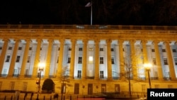 资料照片:美国财政部大楼夜景。 (2020年12月13日)