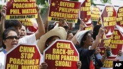 Dân Philippines biểu tình trước lãnh sự quán Trung Quốc ở thành phố Makati, phía đông thủ đô Manila.