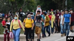 资料照片:移民队伍从洪都拉斯前往危地马拉边境,准备步行前往美国。(2021年1月15日)