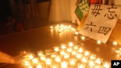资料照:台湾民众在台北点燃蜡烛纪念八九六四21周年。(2010年6月4日)
