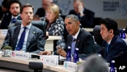 美国总统奥巴马(中)在华盛顿核安全峰会上讲话,照片左边的是丹麦首相马克.吕特,右边是日本首相安倍晋三。(2016年4月1日)