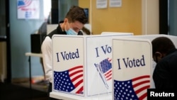一位选民在维吉尼亚州的一个提前投票站点投票(2020年9月18日资料图)