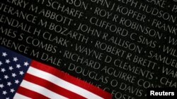 Lá cờ Mỹ bên cạnh tên của những người lính Mỹ đã hy sinh trong cuộc chiến ở Việt Nam trên bức tường tưởng niệm ở Washington DC. Sau hơn 4 thập kỷ nhưng nhiều người Mỹ vẫn cảm nhận vết thương mà chiến tranh để lại.