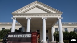 2018年12月18日在中国广东省深圳市华为全球总部内,工人从卡车上卸载设备和材料。