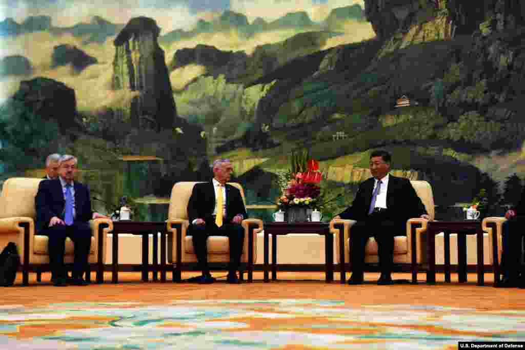 美国防部长马蒂斯与中国国家主席习近平在人民大会堂会面,美国驻华大使布兰斯塔德和中国国防部长魏凤和在场(2018年6月27日,美国国防部图片)。马蒂斯提到南中国海的军事化以及自由航行的问题。习近平在南中国海和台湾问题上强硬表态说:“老祖宗留下来的领土,一寸也不能丢”。外界分析认为,这是在公开场合不能表现软弱的习近平对美国近期不断指责中国将南中国海军事化及美国国会许多议员要求加强美台军事合作的强硬回应。