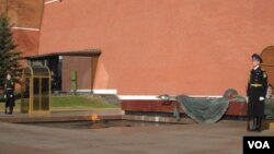 纪念二战中丧生苏军士兵,位于莫斯科克里姆林宫墙外的无名烈士墓。(美国之音记者白桦拍摄)