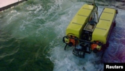 အမေရိကန်ရေတပ်ပိုင် မောင်းသူမဲ့ ရေငုပ် Drone ယာဉ်။ Drone underwater ( United States Navy's USS Grapple)