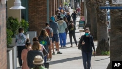 美国加州圣莫尼卡一家食品超市外,顾客排队时保持社交距离(2020年4月13日)