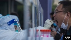 在中国江苏省南京市,一名男子正在进行核酸检测。(2021年12月8日)