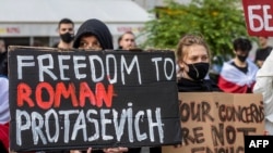 生活在波兰的白俄罗斯人和波兰人在欧盟委员会驻华沙办事处外举牌抗议,要求争取释放白俄罗斯反对派活动人士普拉塔维奇。(2021年5月24日)