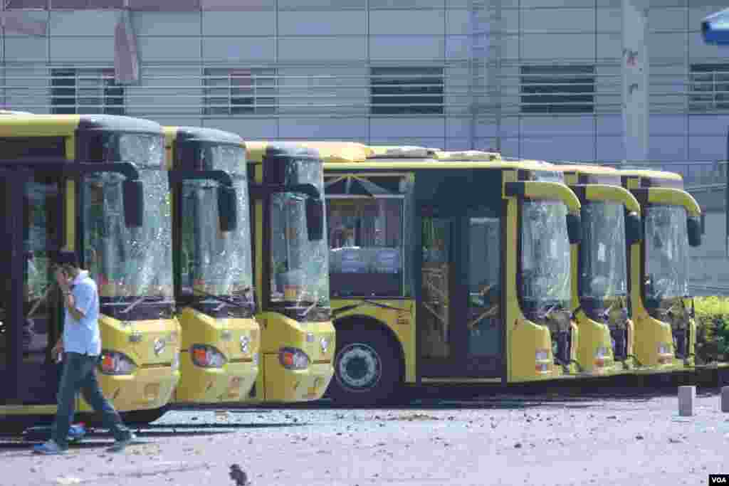 天津爆炸事故现场,核心爆炸区周围多座居民楼窗户被震碎,高速公路桥梁受损,多辆大货车被炸翻,小汽车起火或被砸,多名当地居民仍逗留在事故现场。(美国之音记者东方拍摄)