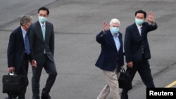 美国前参议员多德(右二)等一行人在抵达台北时受到台湾交部长吴钊燮(右)等台湾官员的欢迎。(2021年4月14日)