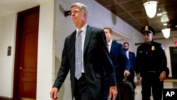泰勒大使在国会山警察的护送下进入国会,准备作证。(2019年10月22日)
