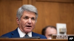 资料照片:美国众议院外交事务委员会共和党首席议员麦考尔在听证会上发言(2021年3月10日)