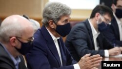 美国总统气候变化事务特使约翰·克里(John Kerry)在东京与日本环境事务官员举行会谈(路透社 2021年8月31日)