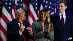 2024年11月6日,共和党总统候选人、美国前总统特朗普在夫人梅拉尼娅和家人的陪同下出席在佛罗里达州西棕榈滩会议中心举行的选举夜集会。