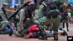 香港防暴警察在铜锣湾街道上逮捕抗议港版国安法的示威者。(2020年5月24日)