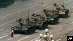 1989年6月5日,有人在北京的长安街上阻拦坦克。据说他叫王维林。