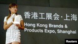 一名模特展示香港制造的一款厨具(路透社2004年9月2日)