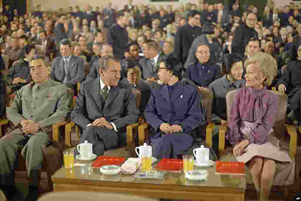 1972年2月28日,在上海,中国总理周恩来和毛泽东夫人江青陪美国总统尼克松和夫人观看文艺演出。尼克松夫人身后是翻译章含之