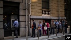 Черга перед банкоматом в Афінах