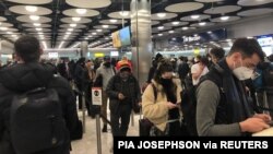 Heathrow လေဆိပ်တွင် ခရီးသည်များ တန်းစီနေစဉ် (ဇန်နဝါရီလ ၂၂ ရက် ၂၀၂၁)
