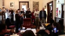 选战超级星期二前敲门拉票 选战超级星期二前敲门拉票