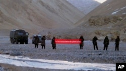 中国军人在中印边界举起"你已跨境,请回去"的横幅(2013年5月5日)