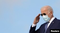 美国总统拜登在安德鲁斯联合基地登上“空军一号”专机(2021年9月20日)