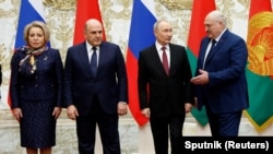 俄罗斯总统普京(右二)与白俄罗斯总统卢卡申科(右一)在明斯克举行的俄罗斯和白俄罗斯联盟国家最高国务委员会会议期间合影。(2024年12月6日)