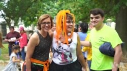 华盛顿居民在墓地键跑庆贺万圣节 华盛顿居民在墓地键跑庆贺万圣节