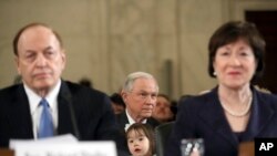被提名为司法部长的来自阿拉巴马州的共和党籍参议员塞申斯(中间)在美国国会为他的提名举行的听证会上(2017年1月10日)。